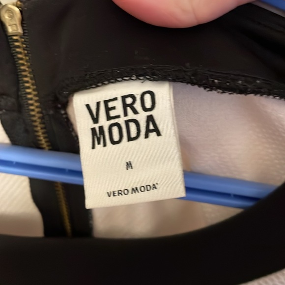 Vero Moda body Con Dress. Medium (8-10) - Picture 4 of 4